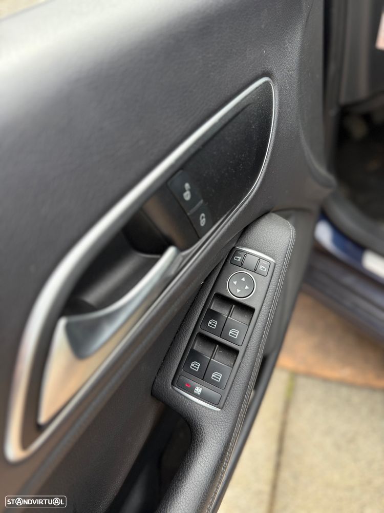 Mercedes-Benz CLA 200 d Shooting Brake - 8