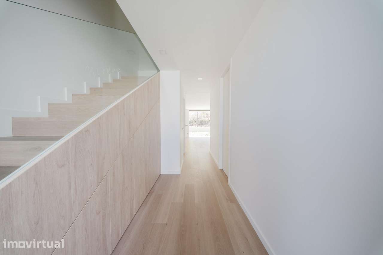 Moradia T3 com 3 Suites, Garagem e Jardim | Póvoa de Lanhoso - Grande imagem: 4/36
