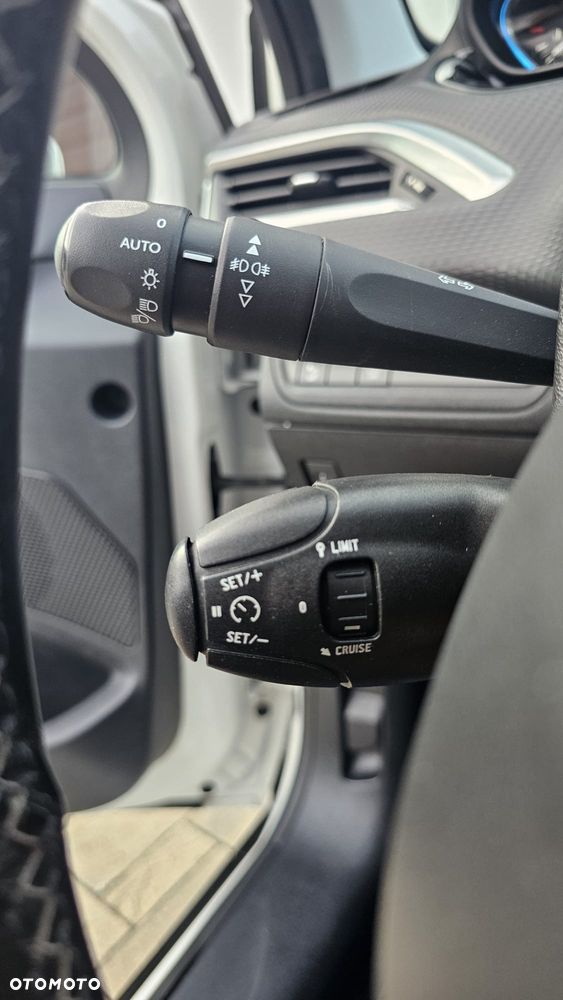 Peugeot 2008 1.2 Pure Tech GPF Allure S&S - 26