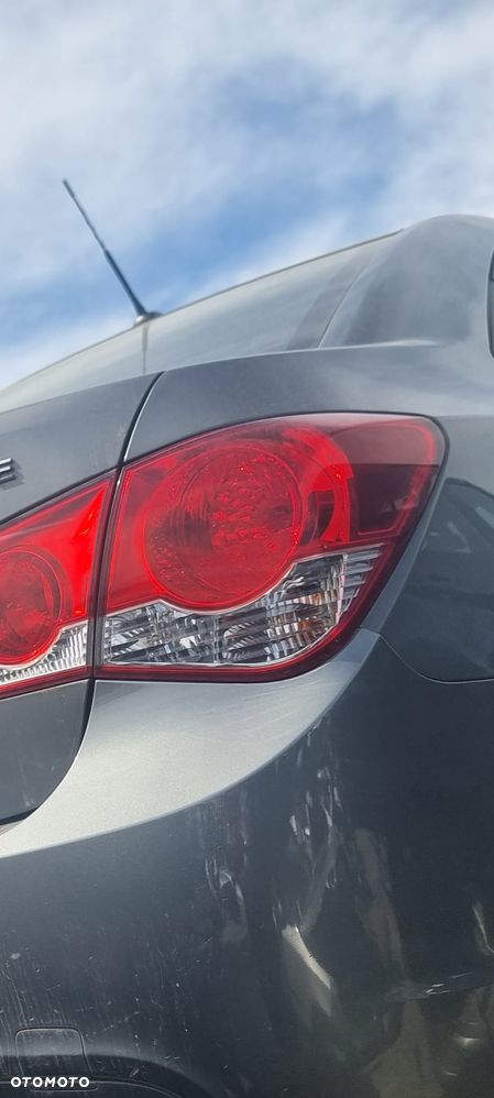 LAMPA PRAWA TYŁ TYLNA CHEVROLET CRUZE SEDAN EUROPA - 1