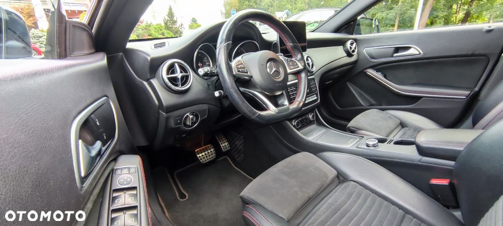 Mercedes-Benz CLA 220 4-Matic AMG Line - 16