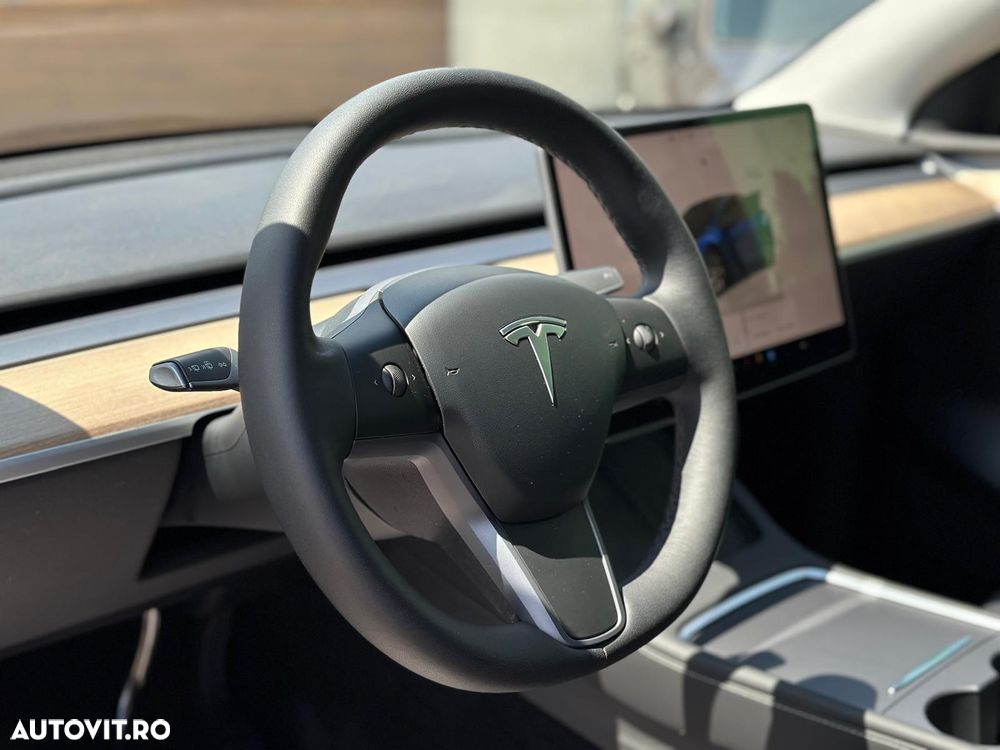 Tesla Model Y Long Range Dual Motor AWD - 18