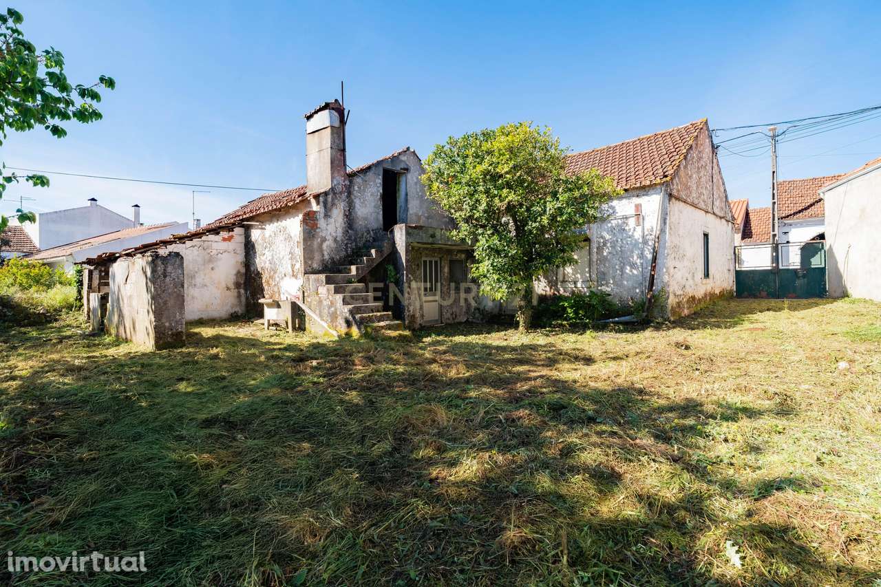 Moradia térrea para recuperar com potencial em Covão do Coelho  Minde - Grande imagem: 2/26