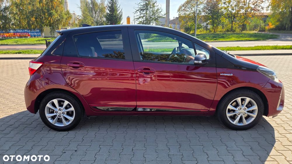 Toyota Yaris Hybrid 100 Selection - 17