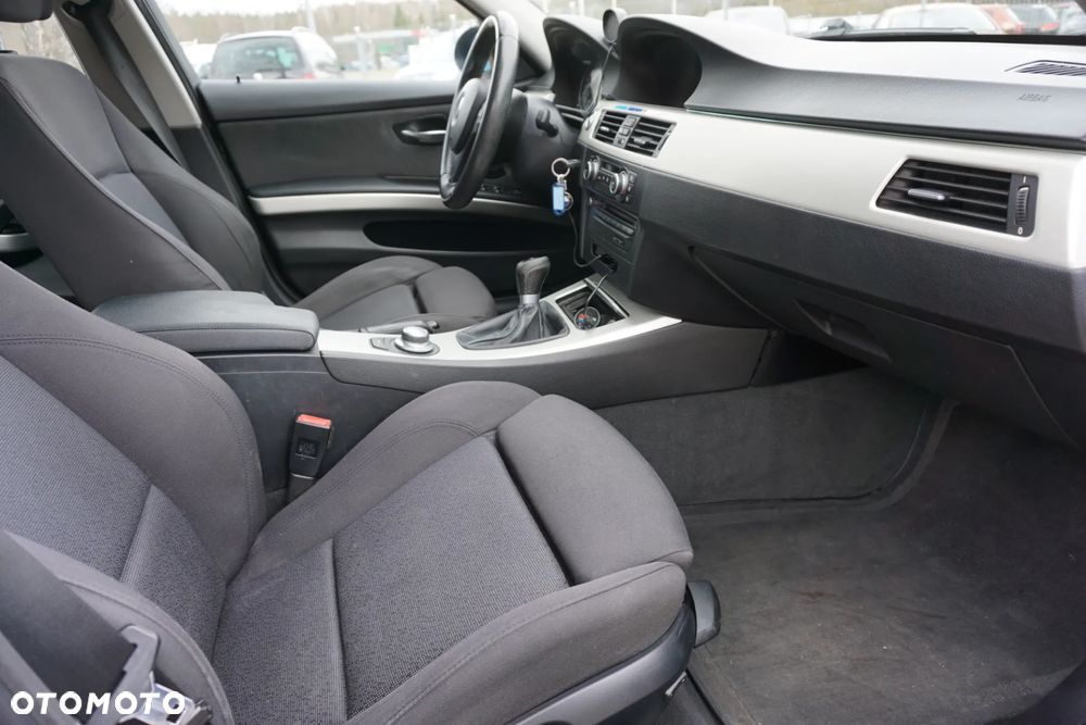 BMW Seria 3 318i Edition Sport - 16