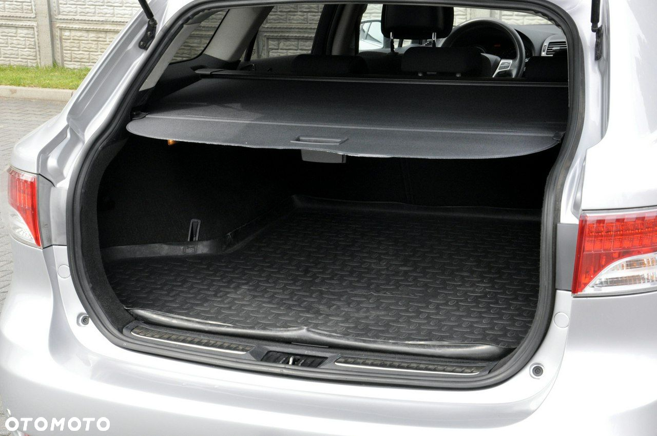 Toyota Avensis Combi 1.6 Sol - 16