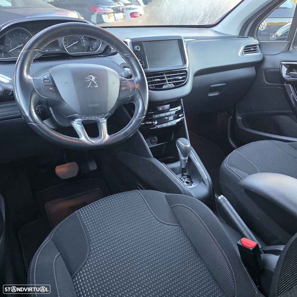 Peugeot 208 1.2 PureTech Allure EAT6 - 6