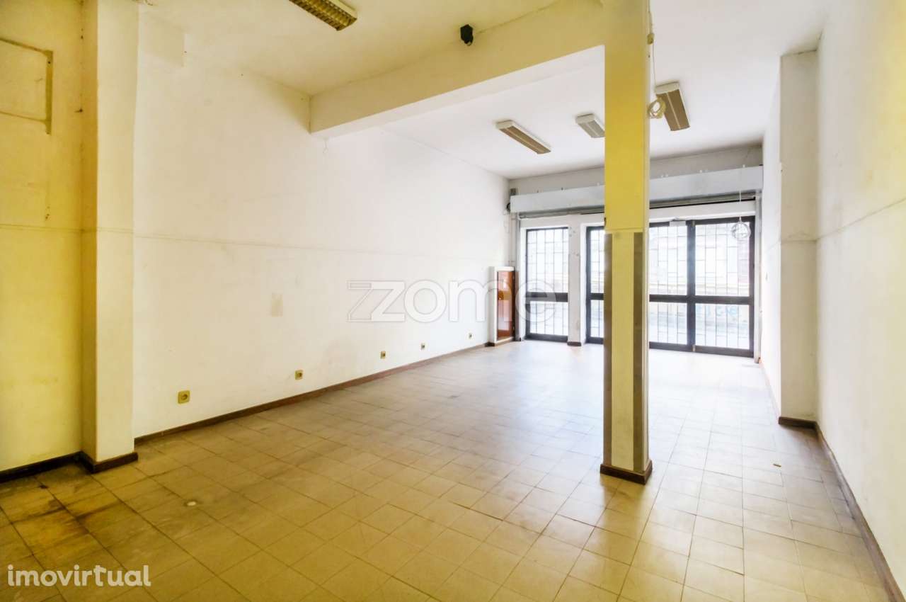 Loja com 2 pisos na Rua Faria Guimarães, Porto - Para investimento - Grande imagem: 5/32