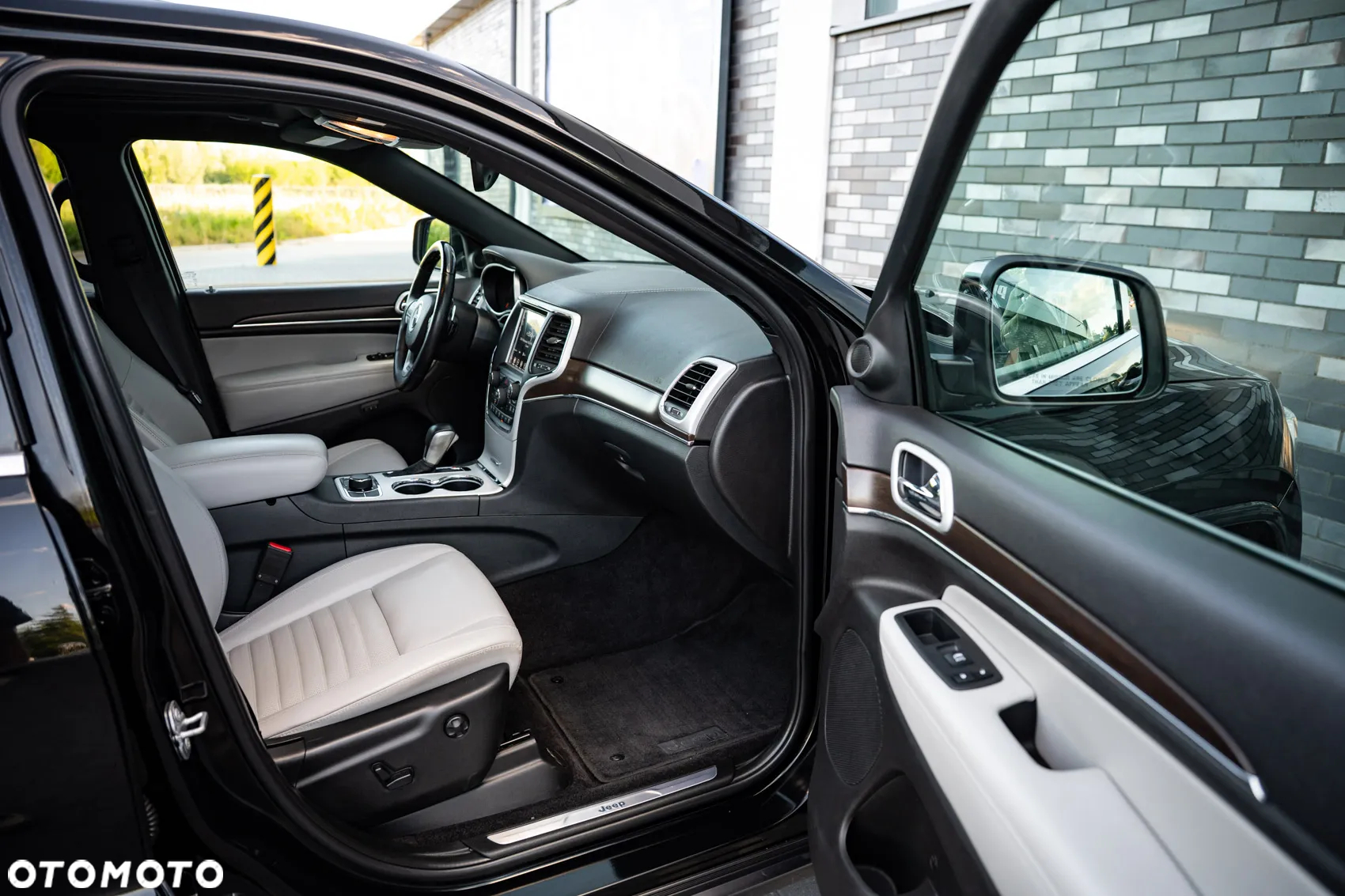 Jeep Grand Cherokee - 33