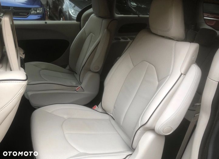 Chrysler Pacifica - 10