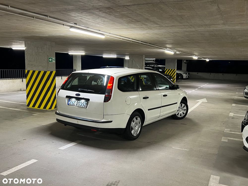 Ford Focus 1.6 Ghia - 21