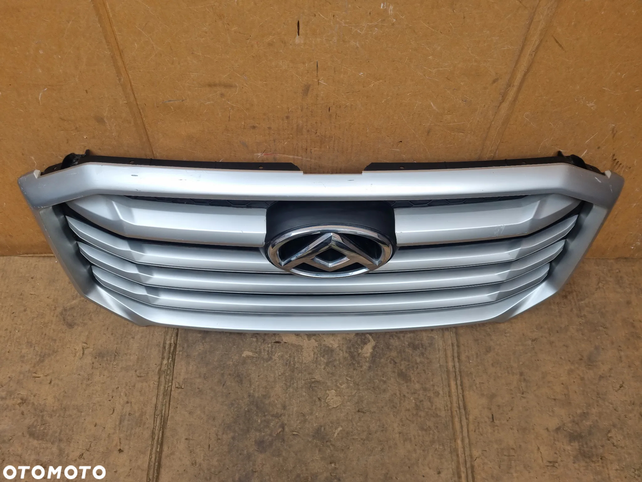 MAXUS DELIVER 9 ATRAPA GRILL - 2