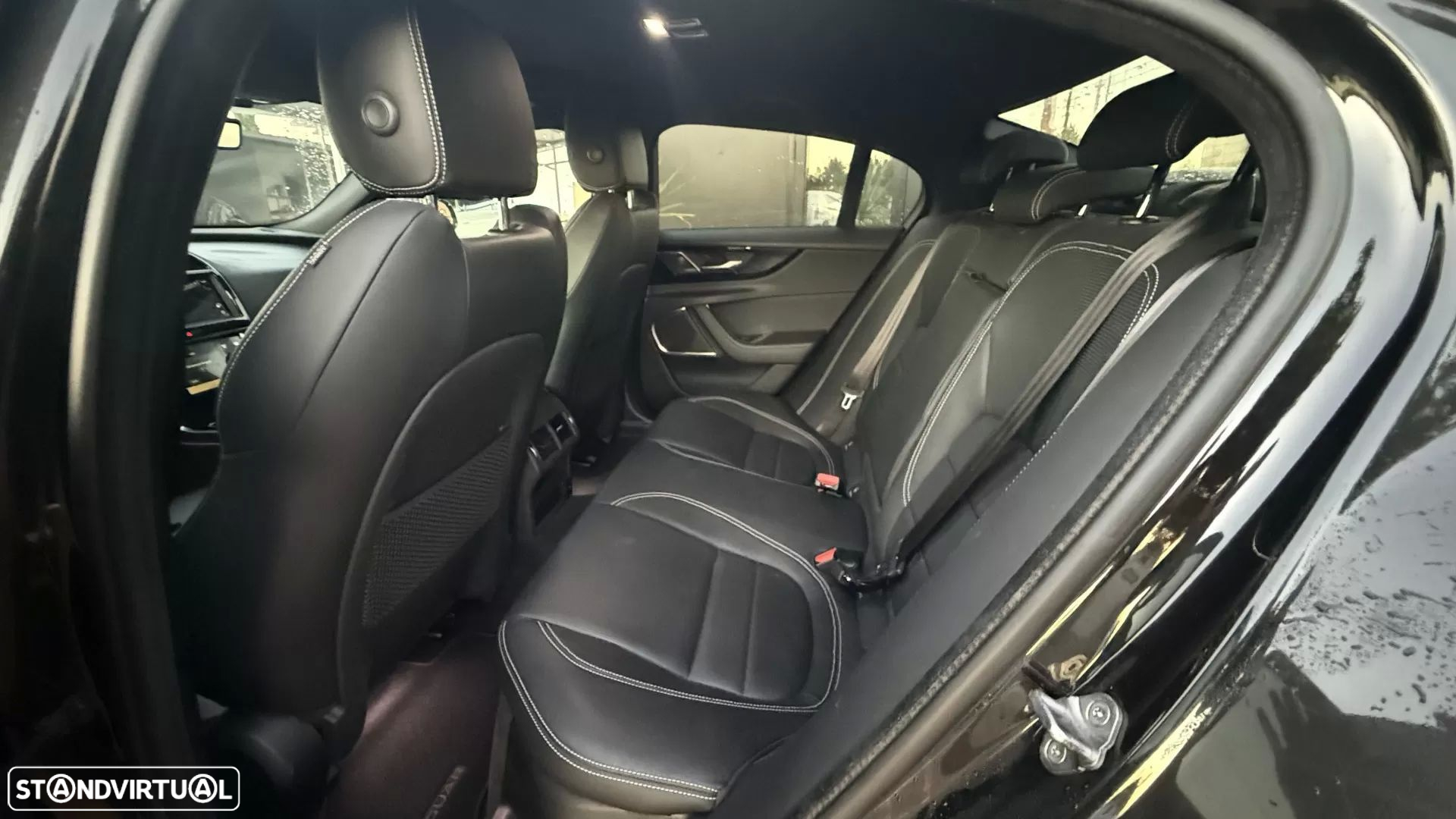 Jaguar XE 2.0 D200 R-Dynamic S - 29