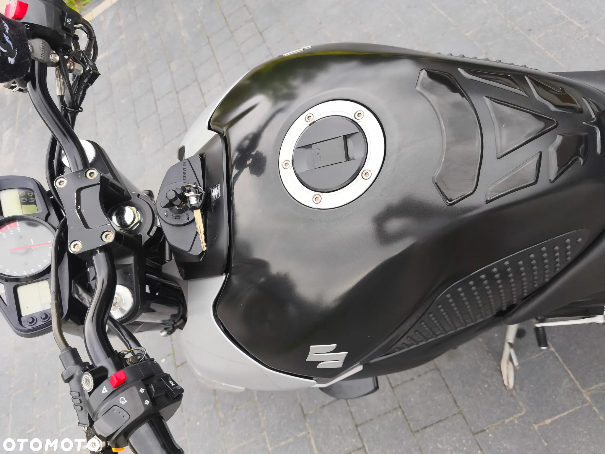 Suzuki GSR - 8