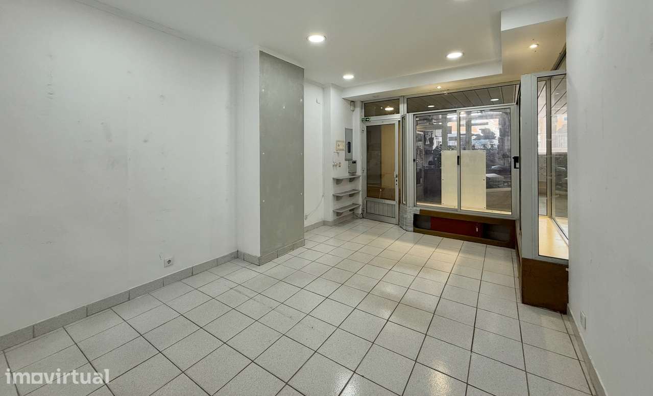 Espaço comercial situado na entrada principal do centro comercial. - Grande imagem: 5/6