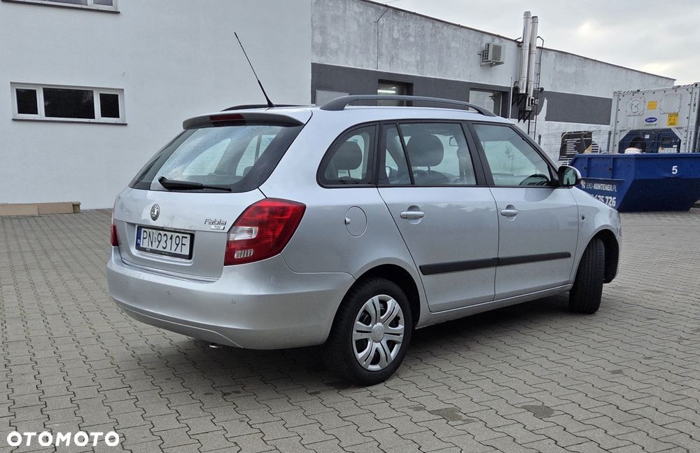Skoda Fabia 2011 photo 5