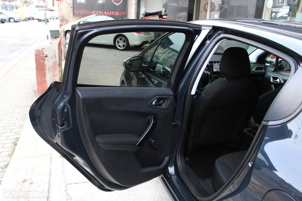 Peugeot 208 1.2 PureTech Style - 25