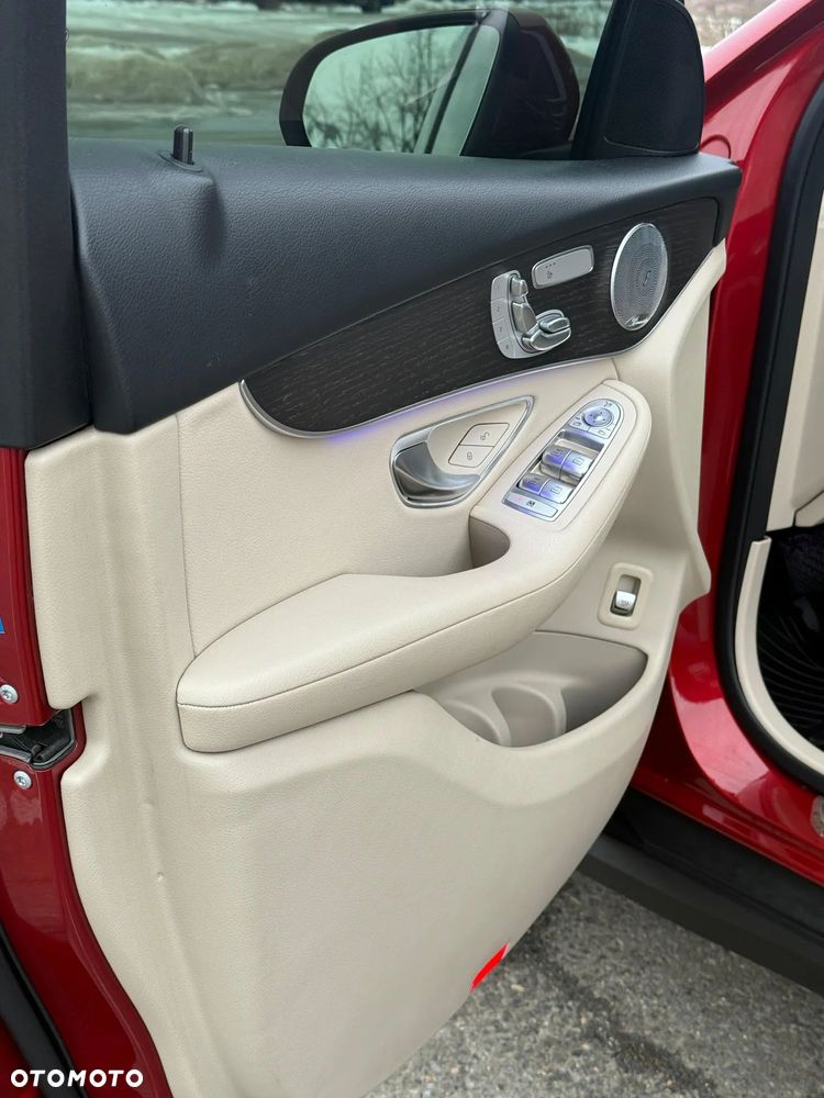 Mercedes-Benz GLC 300 4Matic 9G-TRONIC Exclusive - 25