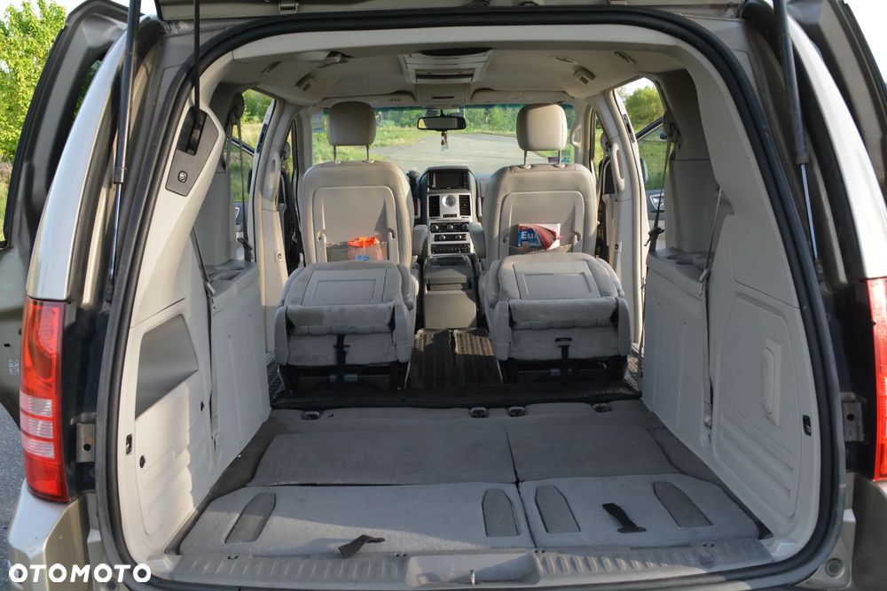 Chrysler Town & Country - 22