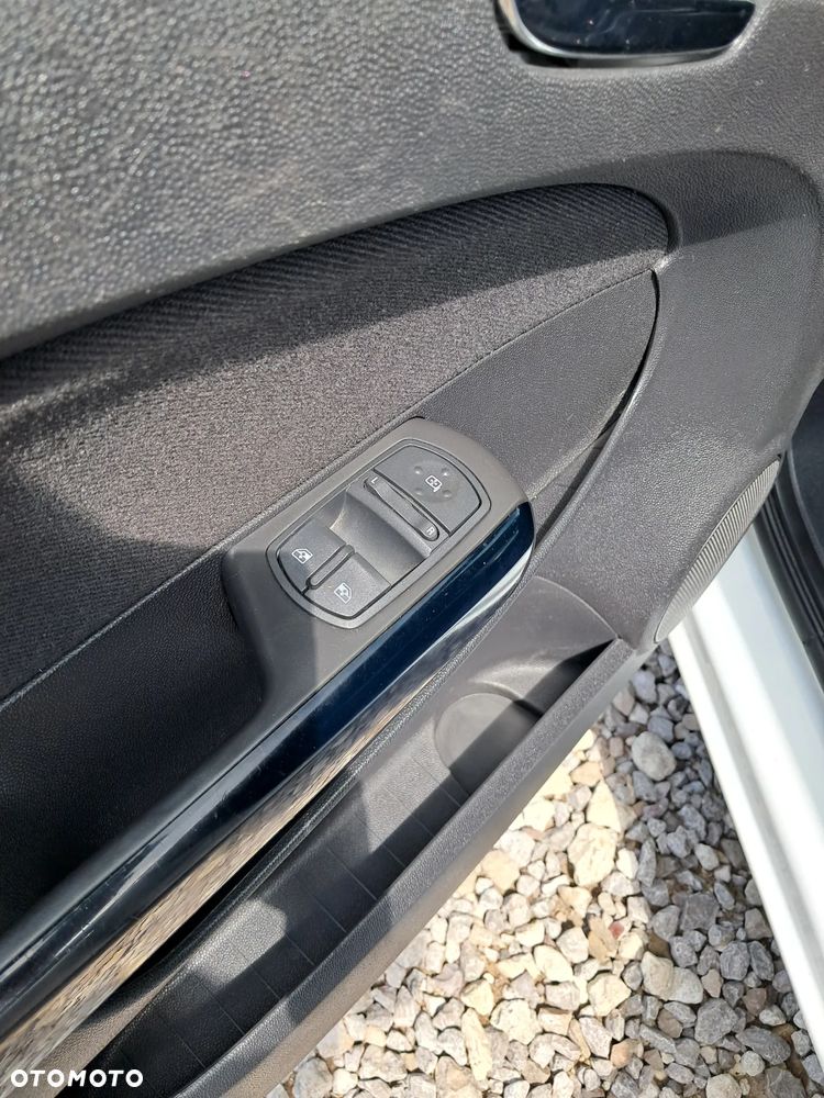 Opel Corsa 1.4 16V Cosmo - 11