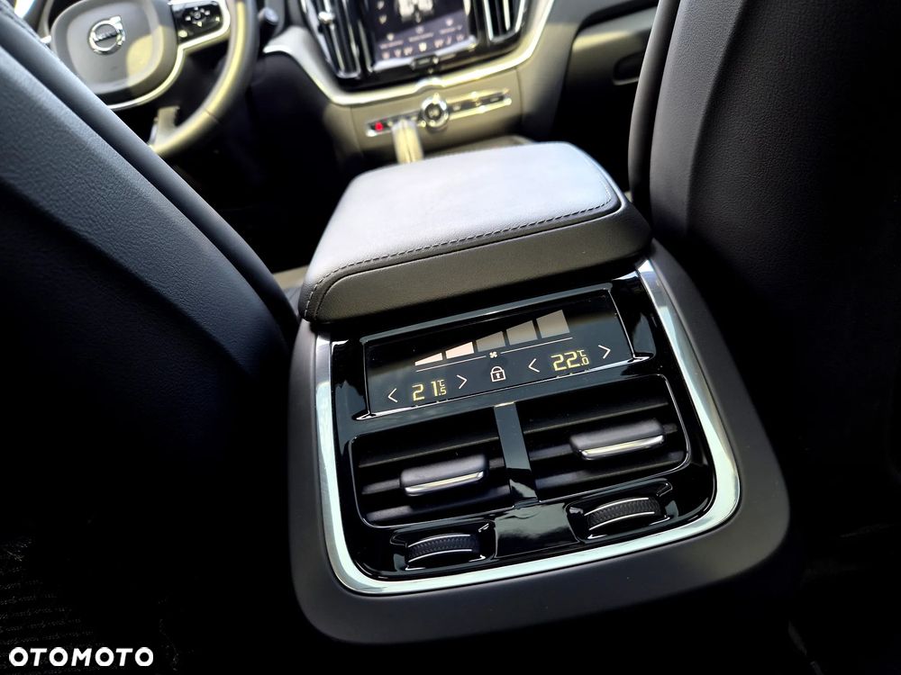 Volvo XC 60 B4 D Ultimate Dark - 17