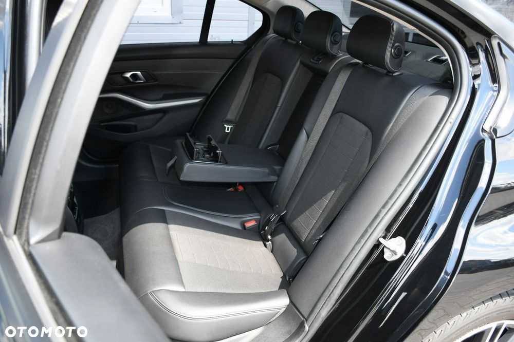 BMW Seria 3 320d mHEV - 32