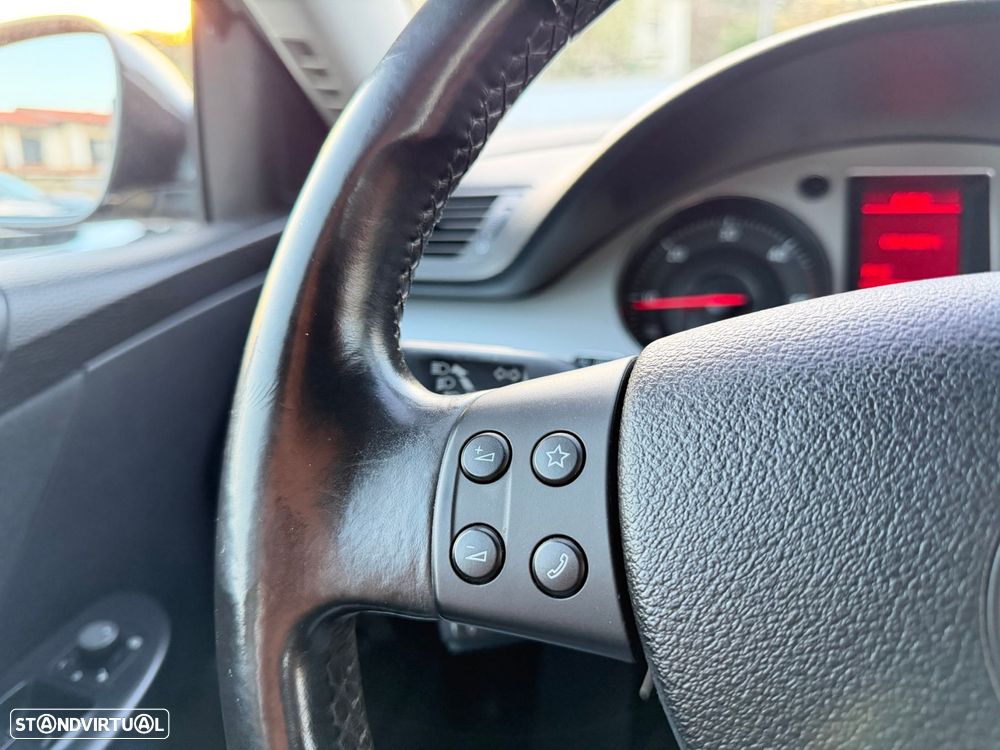 VW Passat Variant 2.0 TDI 4M Confortline - 16