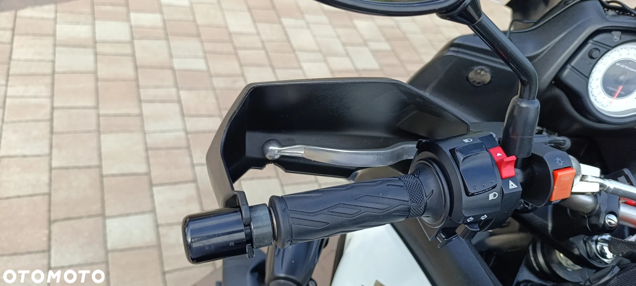 Suzuki V-STROM - 12