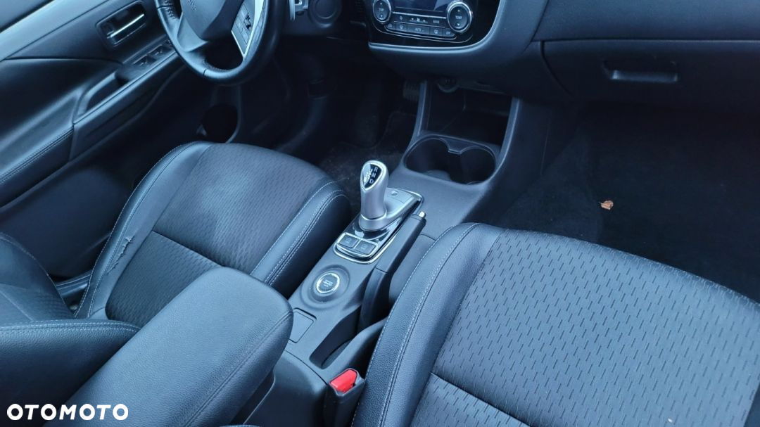 Mitsubishi Outlander - 12