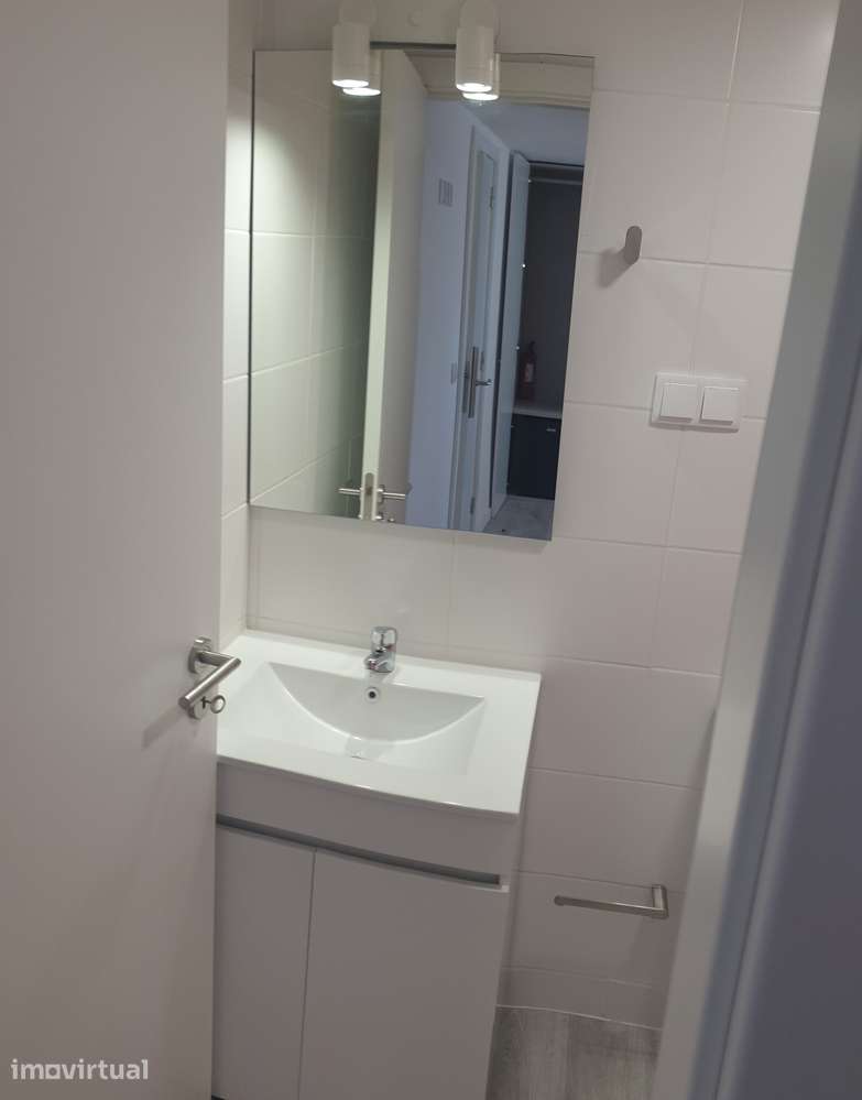 Quarto/Suite novo c roup, wc, lcd,  frig,  AC, registo na AT. - Grande imagem: 4/11