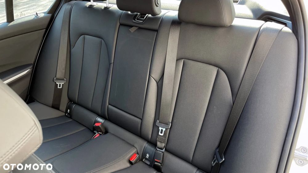 BMW Seria 3 330i Luxury Line - 24