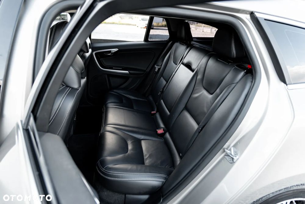 Volvo V60 D6 AWD Plug-in Hybrid Momentum - 18