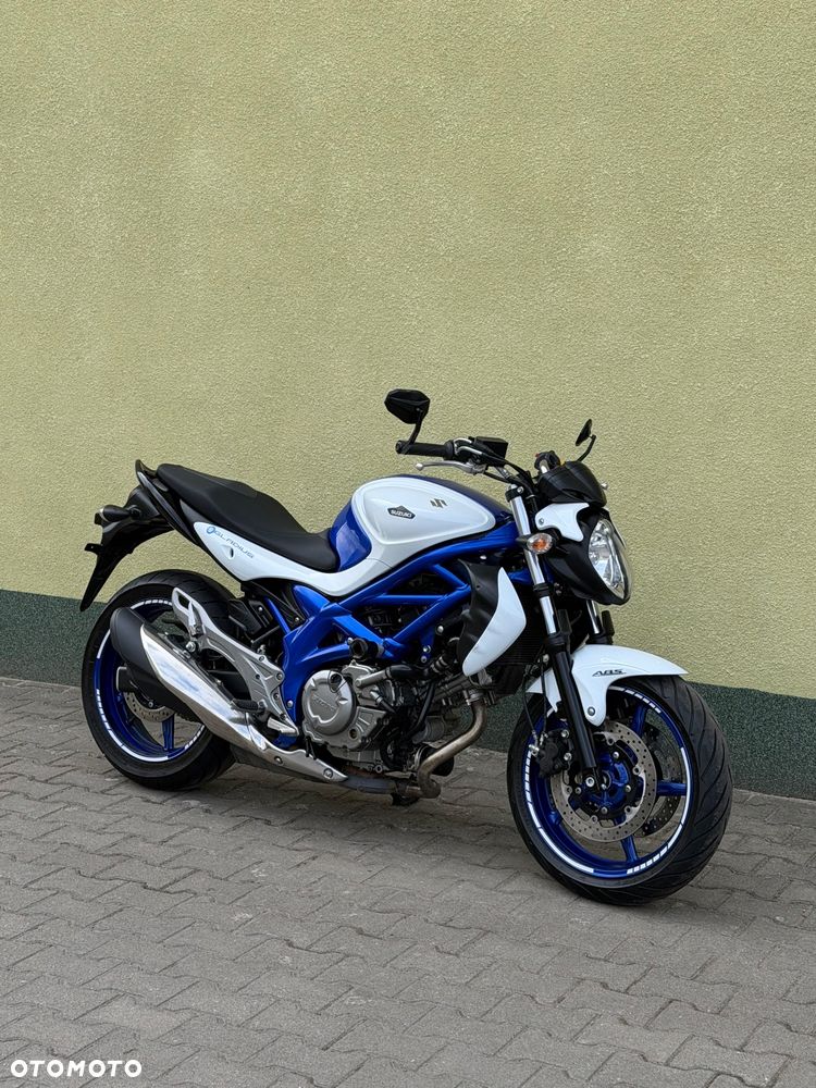 Suzuki Gladius - 1