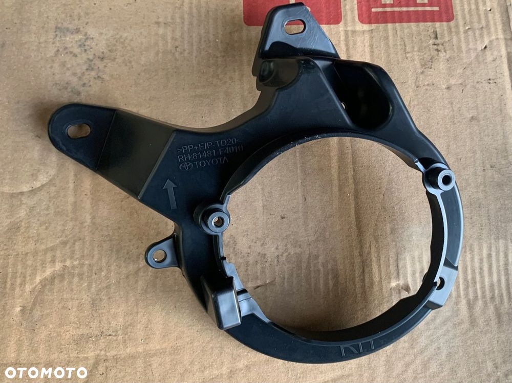 KRATKA HALOGENU ZDERZAKA PRAWA TOYOTA CHR C-HR 16- - 1