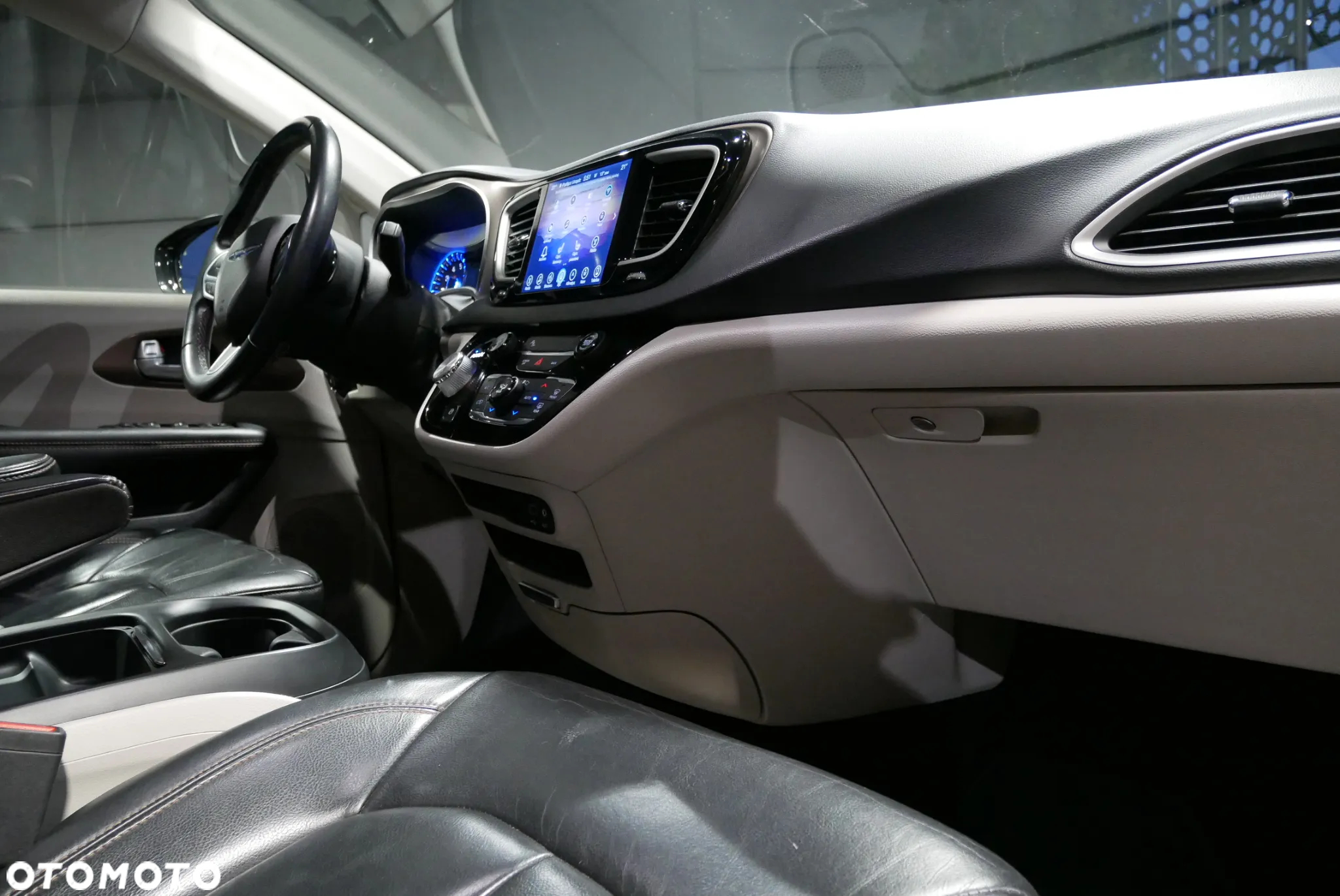 Chrysler Pacifica - 36