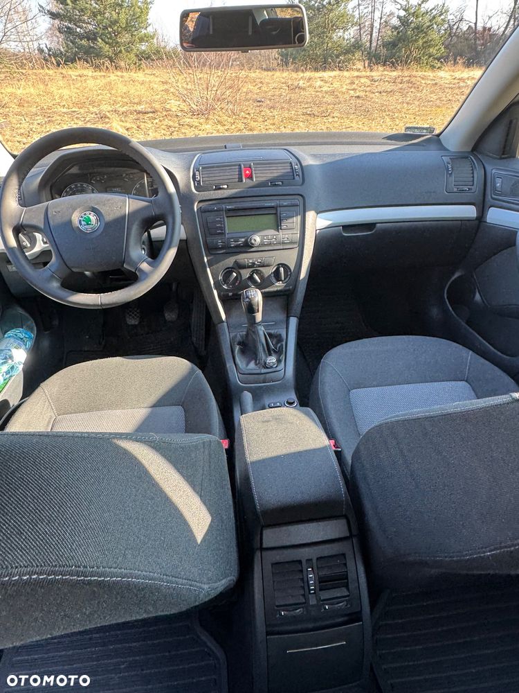 Skoda Octavia 1.6 Ambiente - 21