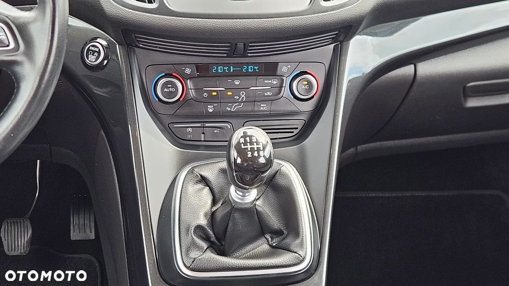 Ford Kuga 1.5 EcoBoost 2x4 Titanium - 16