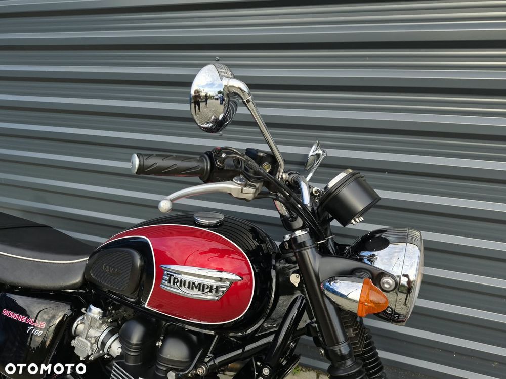 Triumph Bonneville - 8