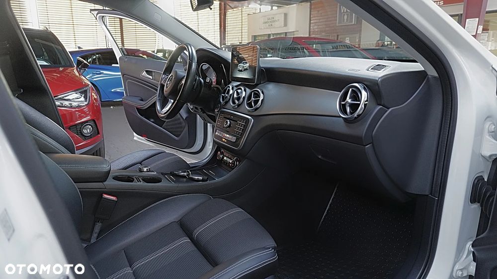 Mercedes-Benz GLA 200 7G-DCT - 16