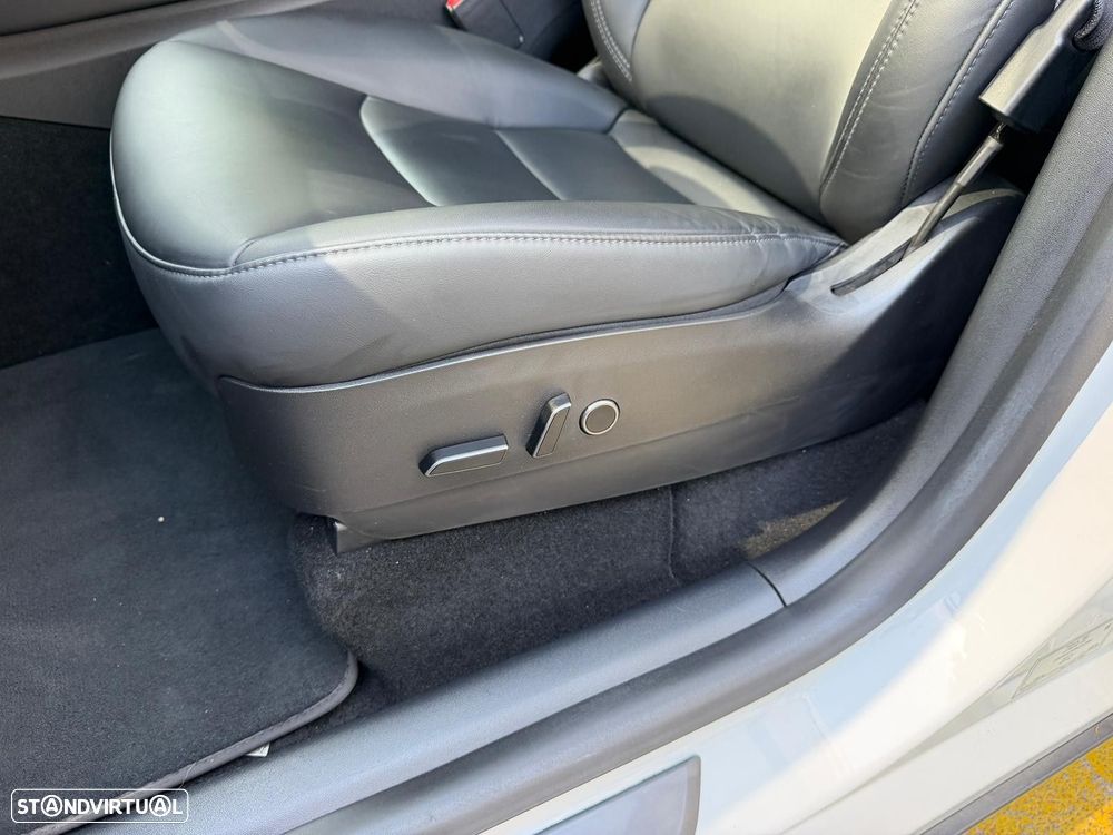 Tesla Model Y Long Range Dual Motor AWD - 11