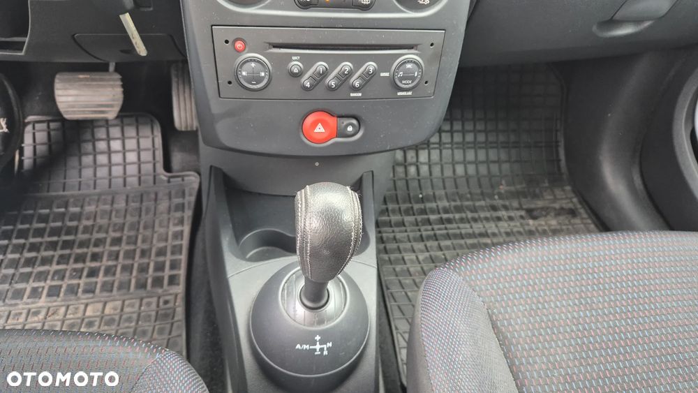 Renault Clio 1.2 16V Authentique Expression - 10