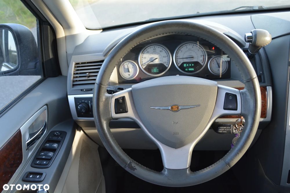 Chrysler Town & Country - 28