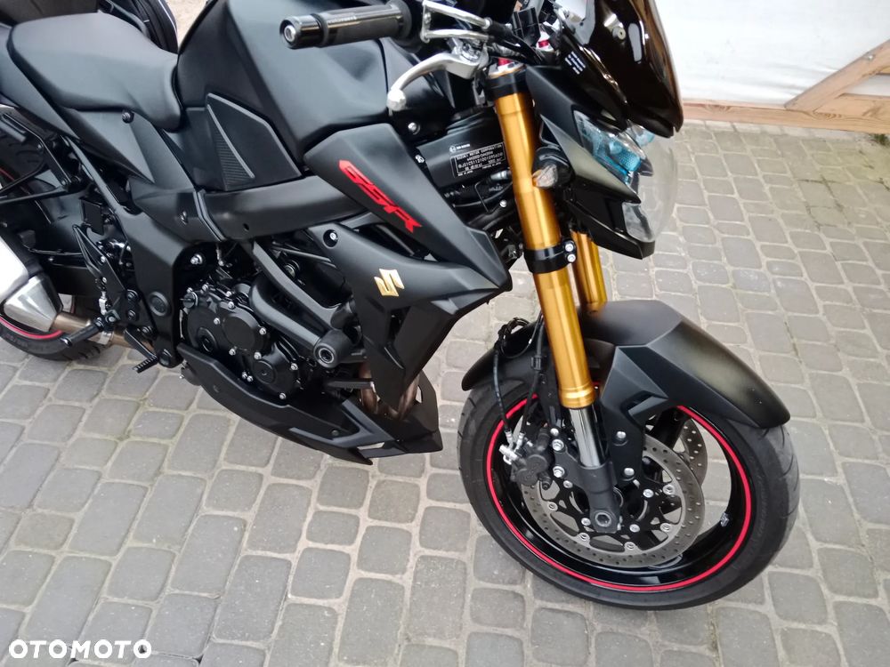 Suzuki GSR - 11