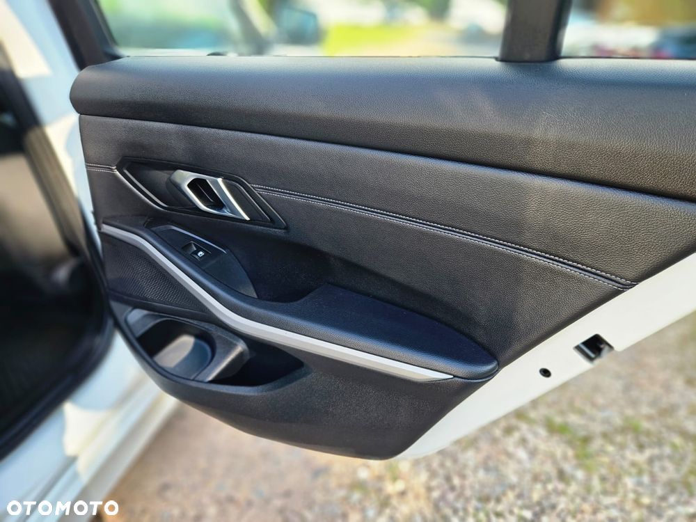 BMW Seria 3 318d mHEV M Sport - 29