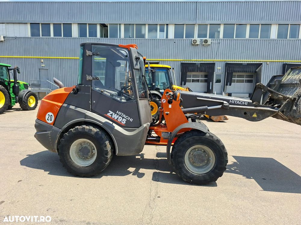 Hitachi ZW95-6C  4x4 - 11