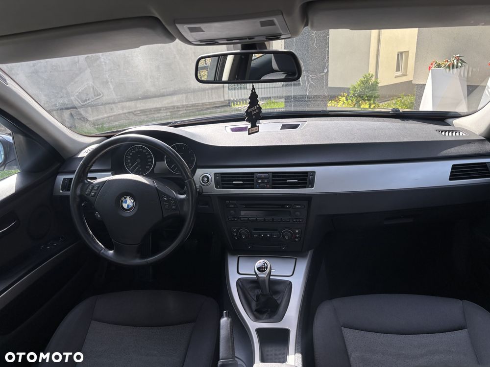 BMW Seria 3 318i - 23