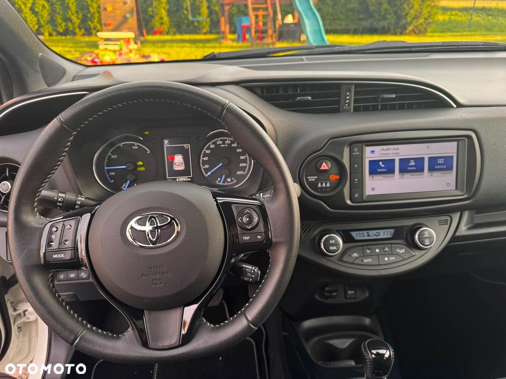 Toyota Yaris Hybrid 100 Selection - 25