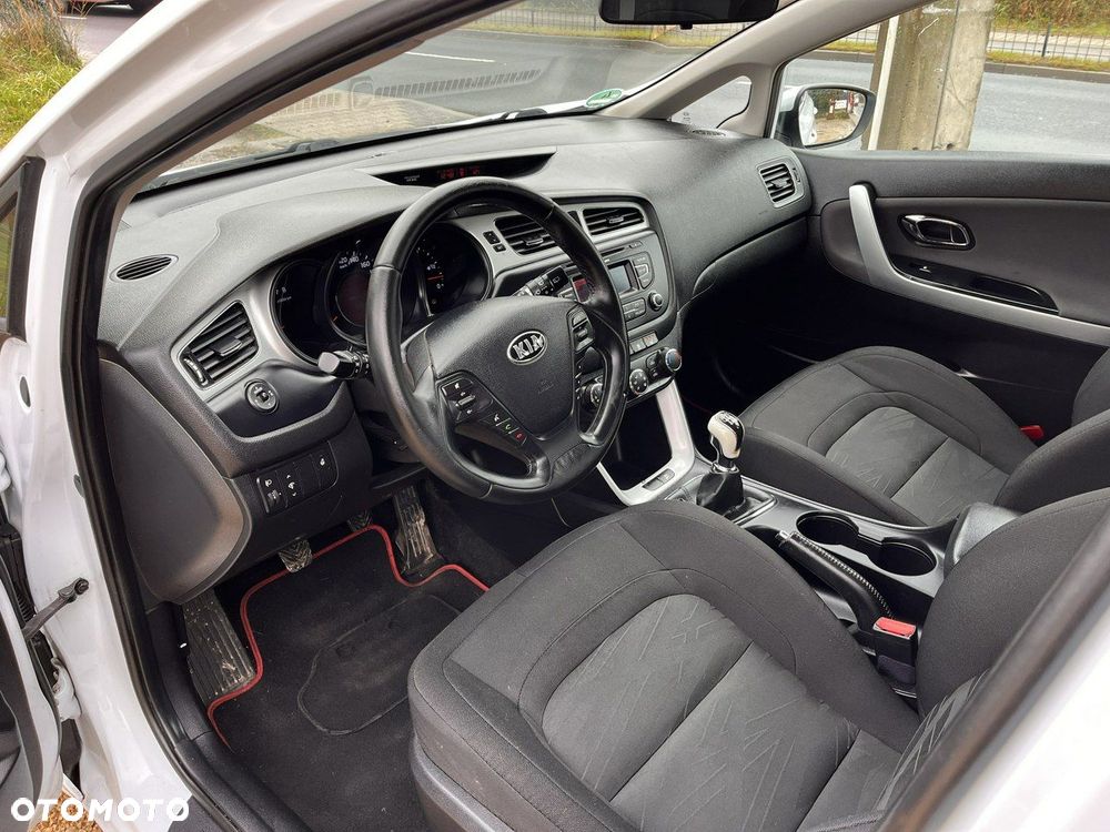 Kia Ceed 1.6 GDI Dream Team Edition - 16