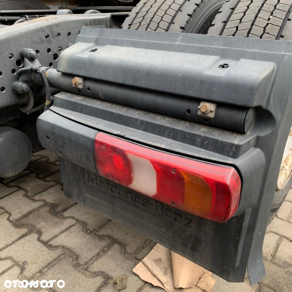 TYLNE BŁOTNIKI Z MOCOWNIAMI ORAZ LAMPY ACTROS MP4