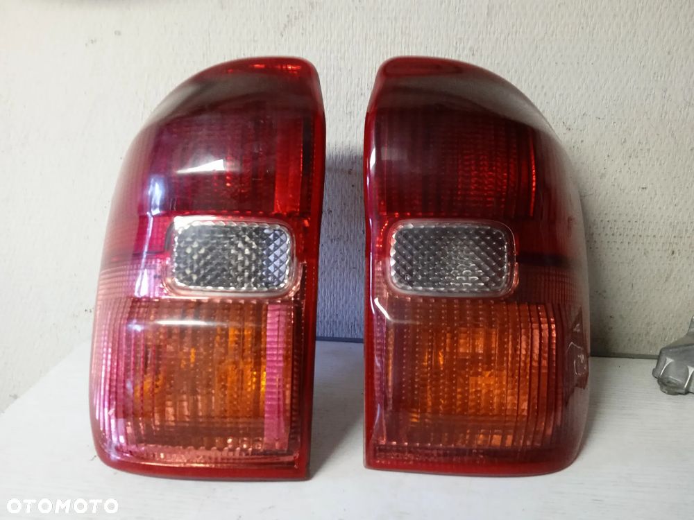 LAMPA TYLNA TOYOTA RAV4 00-03 LEWA LUB PRAWA - 1